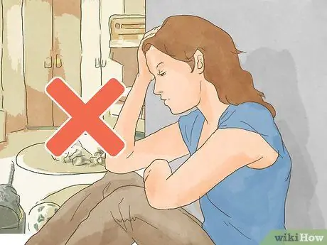 Скажите близкому другу, что чувствуете себя преданным или забытым Шаг 3