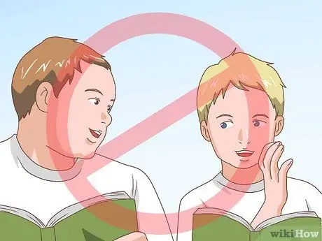 Попросите учителя посидеть рядом с другом Шаг 2