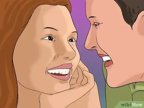 Флиртуйте с любимым человеком в средней школе, шаг 3