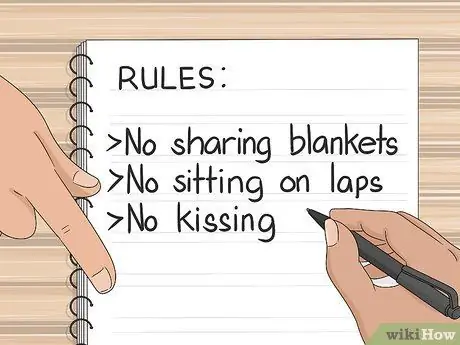 Убедите родителей позволить вам переночевать с парнями Шаг 10