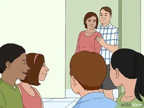 Убедите родителей позволить вам переночевать с парнями Шаг 4