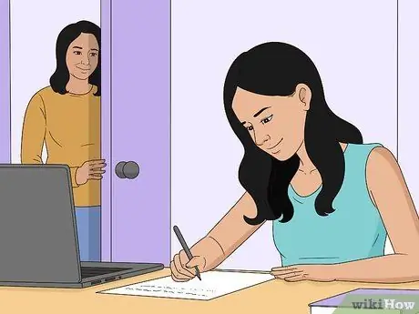 Убедите родителей позволить вам переночевать с парнями Шаг 8