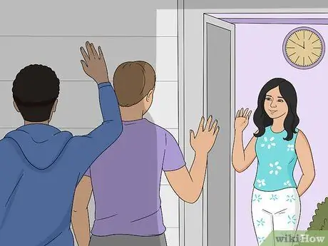 Убедите родителей позволить вам переночевать с парнями Шаг 9