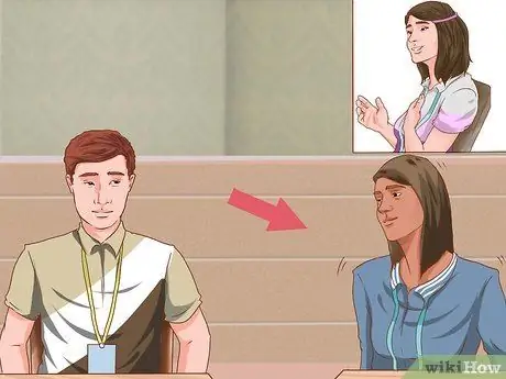 Сядьте рядом с понравившейся девушкой в школе Шаг 12