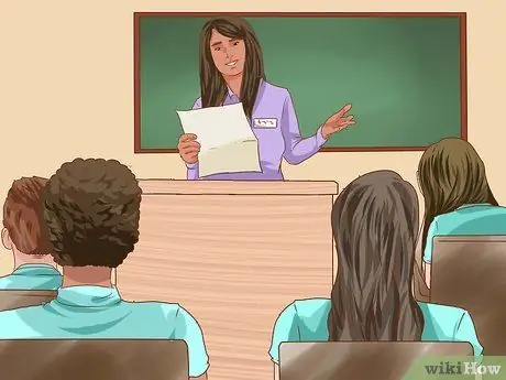 Сядьте рядом с понравившейся вам девушкой в школе Шаг 13