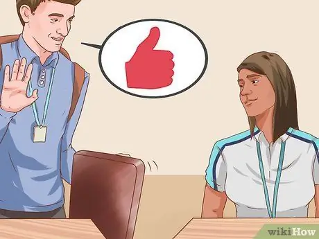 Сядьте рядом с понравившейся девушкой в школе Шаг 15