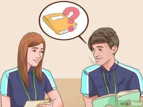 Сядьте рядом с понравившейся девушкой в школе. Шаг 2