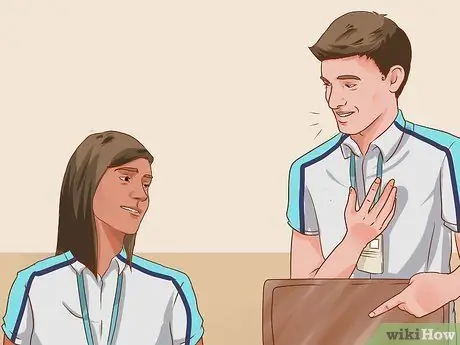 Сядьте рядом с понравившейся девушкой в школе Шаг 3