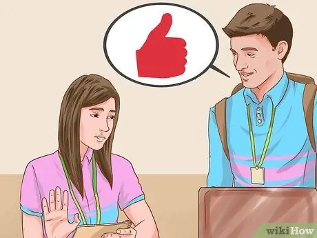 Сядьте рядом с понравившейся вам девушкой в школе Шаг 4