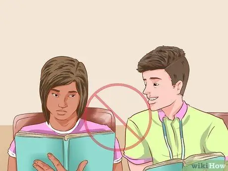 Сядьте рядом с понравившейся девушкой в школе Шаг 5