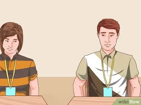 Сядьте рядом с понравившейся девушкой в школе Шаг 6