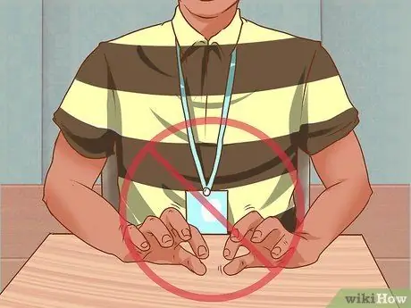 Сядьте рядом с понравившейся девушкой в школе Шаг 7