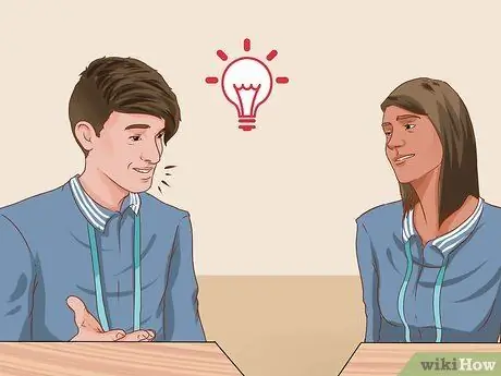 Сядьте рядом с понравившейся девушкой в школе Шаг 8