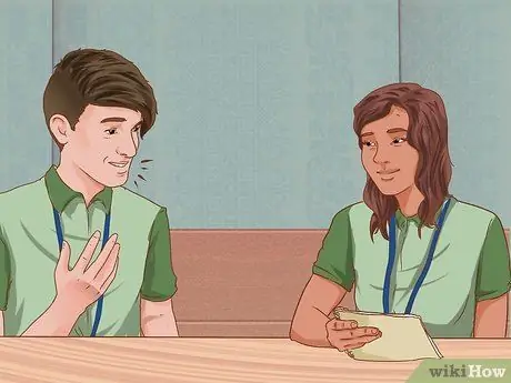 Сядьте рядом с понравившейся девушкой в школе Шаг 9