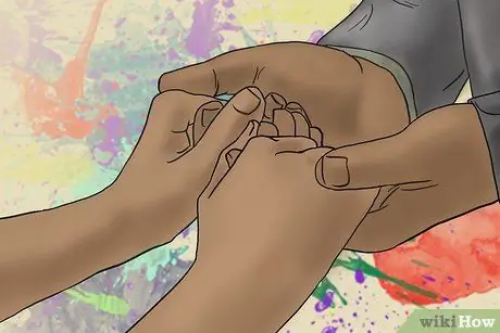 Заставьте девушку чувствовать себя комфортно рядом с вами Шаг 10