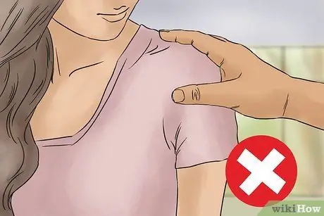 Заставьте девушку чувствовать себя комфортно рядом с вами Шаг 5