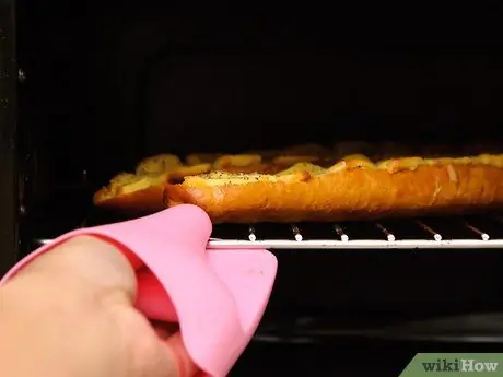 Приготовить сырно-чесночный хлеб шаг 10