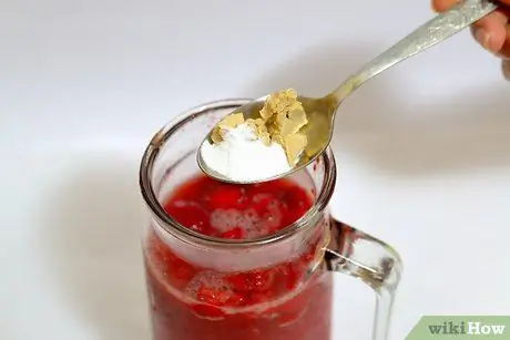 Приготовить клубничное вино, шаг 6