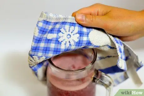 Приготовить клубничное вино, шаг 9