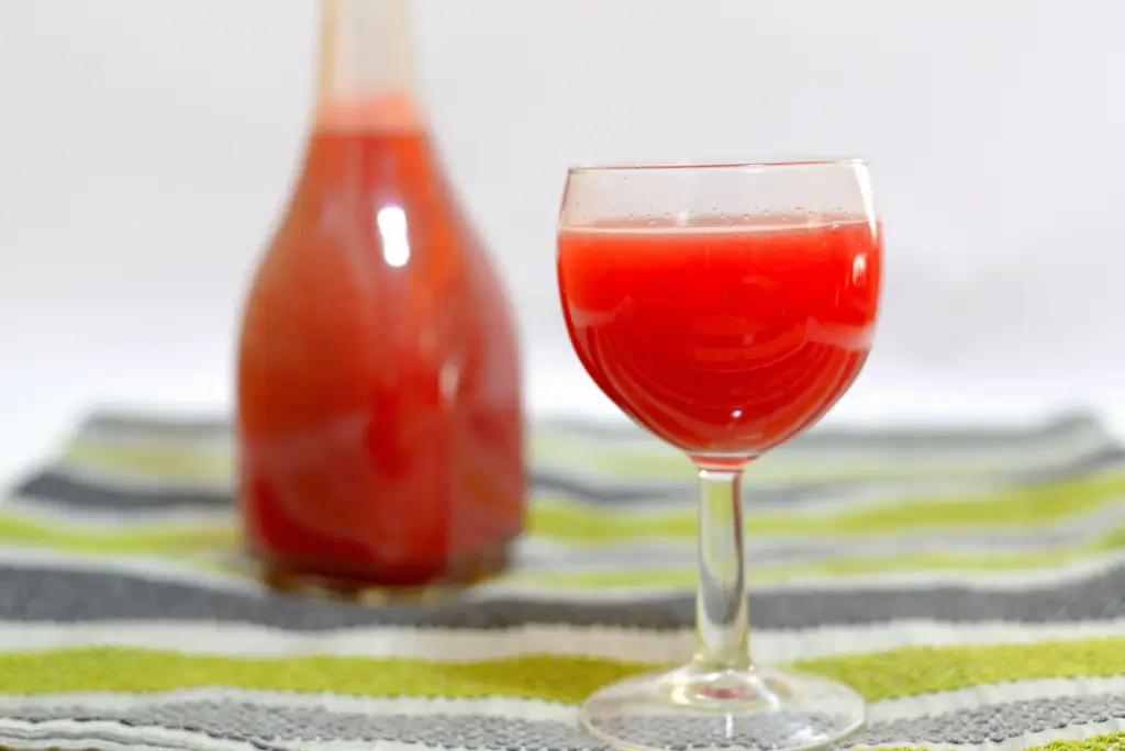 Как сделать клубничное вино (с иллюстрациями)