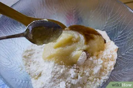 Сделайте торт из смеси без масла и яиц Шаг 3