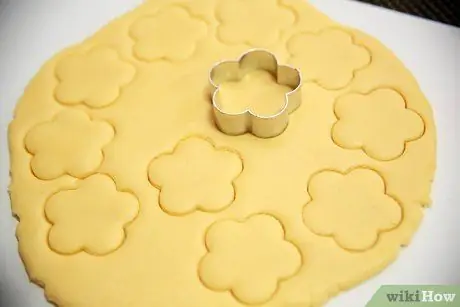 Добавление цветного сахара в сахарное печенье Шаг 2