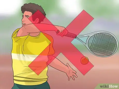 Ударьте подростка в теннисе Шаг 10