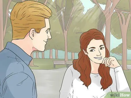 Попросите незнакомца пригласить вас на свидание Шаг 1