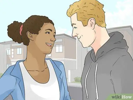 Заставьте незнакомца пригласить вас на свидание Шаг 5