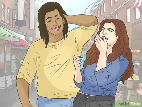 Попросите незнакомца пригласить вас на свидание Шаг 9