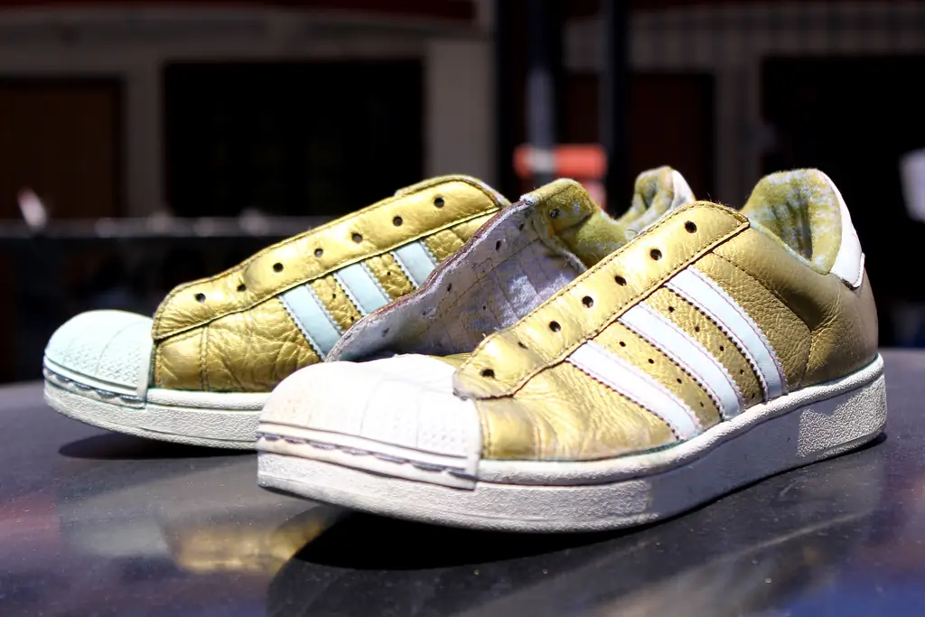 Как покрасить кроссовки (с изображениями)