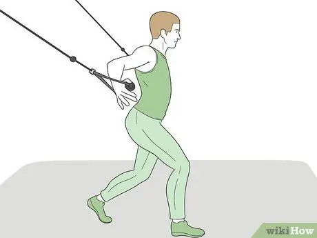 Выполните махи с гантелями, шаг 11