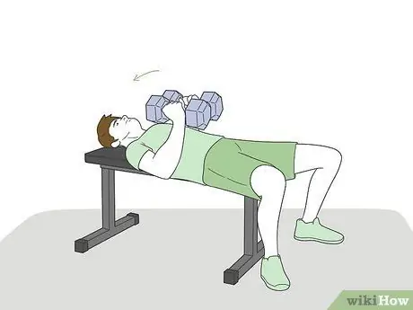 Выполняйте полет с гантелями, шаг 3