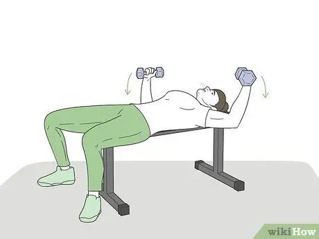 Выполните махи с гантелями, шаг 6