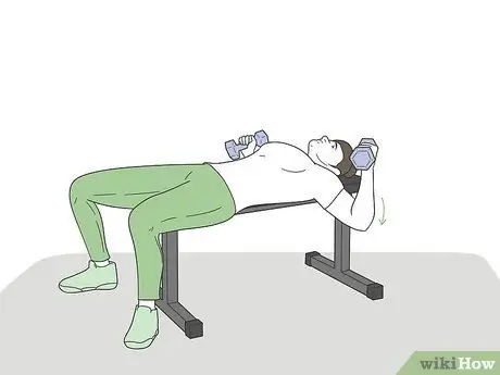 Выполните махи с гантелями, шаг 7