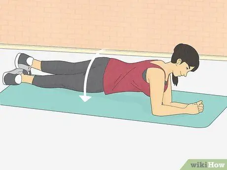 Сделайте отжимания от бедра, шаг 4