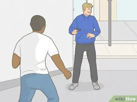 Защититесь от атак с оружием с помощью боевых искусств, шаг 1