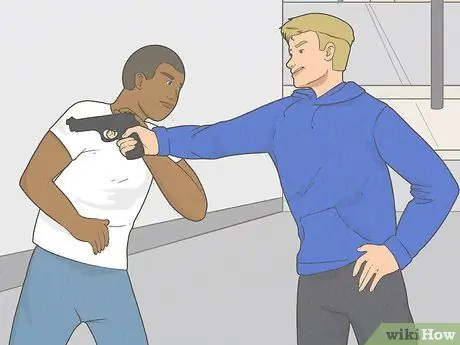 Защититесь от атак с оружием с помощью боевых искусств, шаг 2