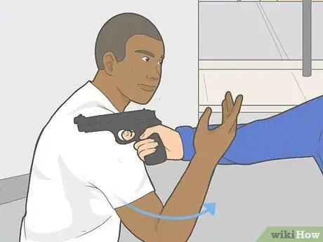 Защититесь от атак с оружием с помощью боевых искусств Шаг 3