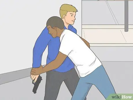 Защититесь от атак с оружием с помощью боевых искусств Шаг 4