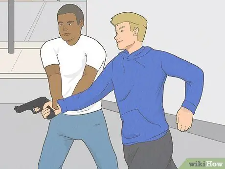 Защититесь от атак с оружием с помощью боевых искусств Шаг 5