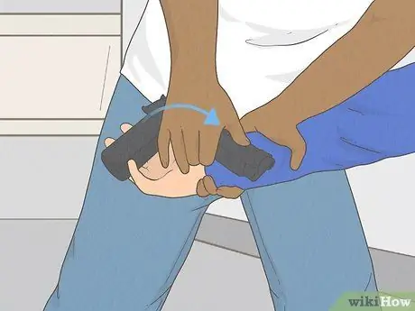 Защититесь от атак с оружием с помощью боевых искусств Шаг 6