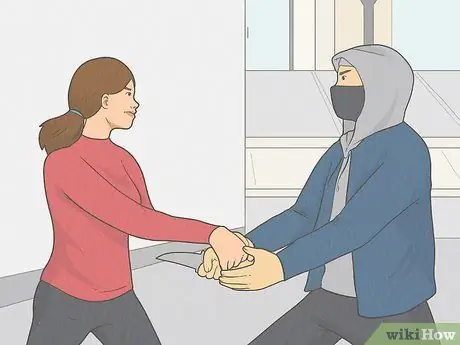 Защититесь от атак с оружием с помощью боевых искусств, шаг 7