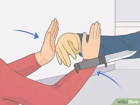 Защититесь от атак с оружием с помощью боевых искусств Шаг 8