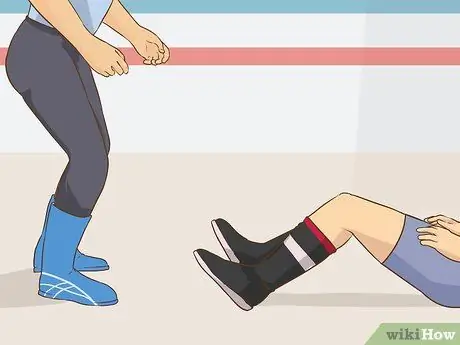 Выполните фигуру с блокировкой на четырех ногах, шаг 2