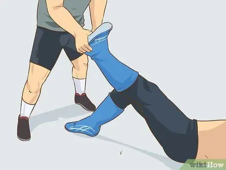 Выполните фигуру блокировку четырьмя ногами, шаг 3