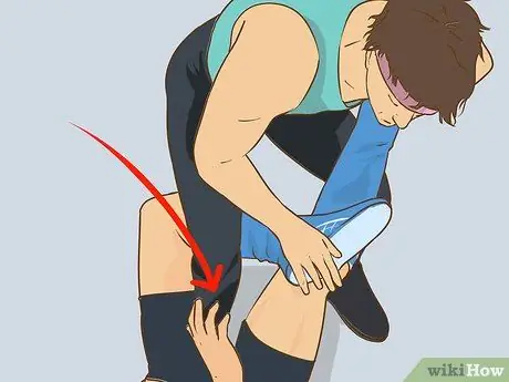 Выполните фигуру с блокировкой на четырех ногах, шаг 9