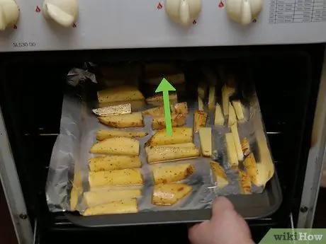 Приготовить жареный картофель в духовке Шаг 6