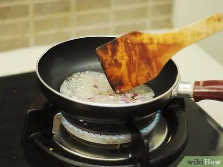 Жарить куриную печень Шаг 4