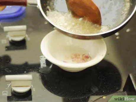 Жарить куриную печень Шаг 5